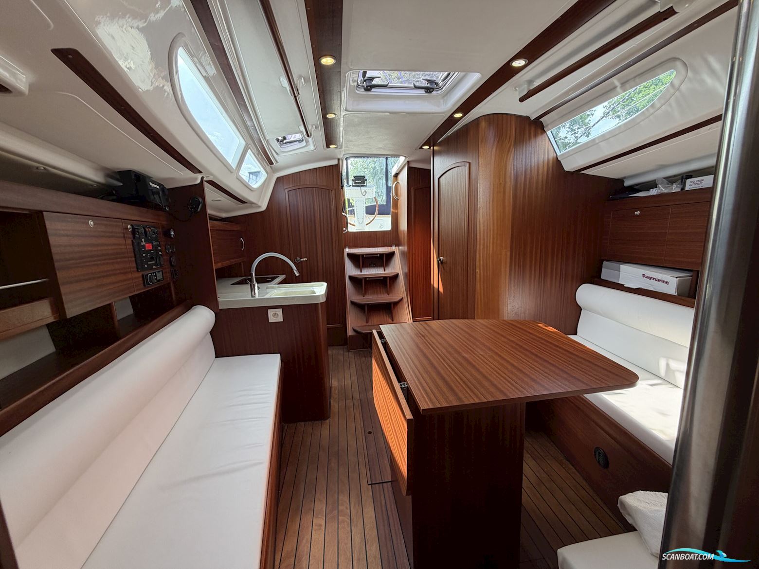 Tango 33 - 3 cabin