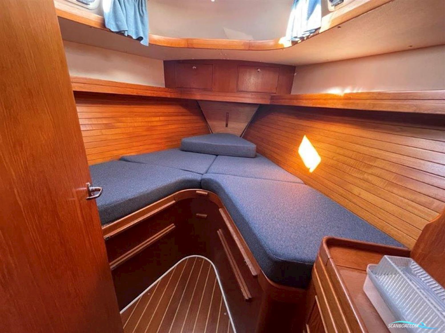 Vancouver 38 Pilot House