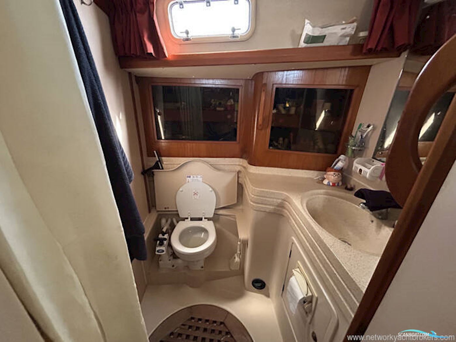 Vancouver 38 Pilothouse