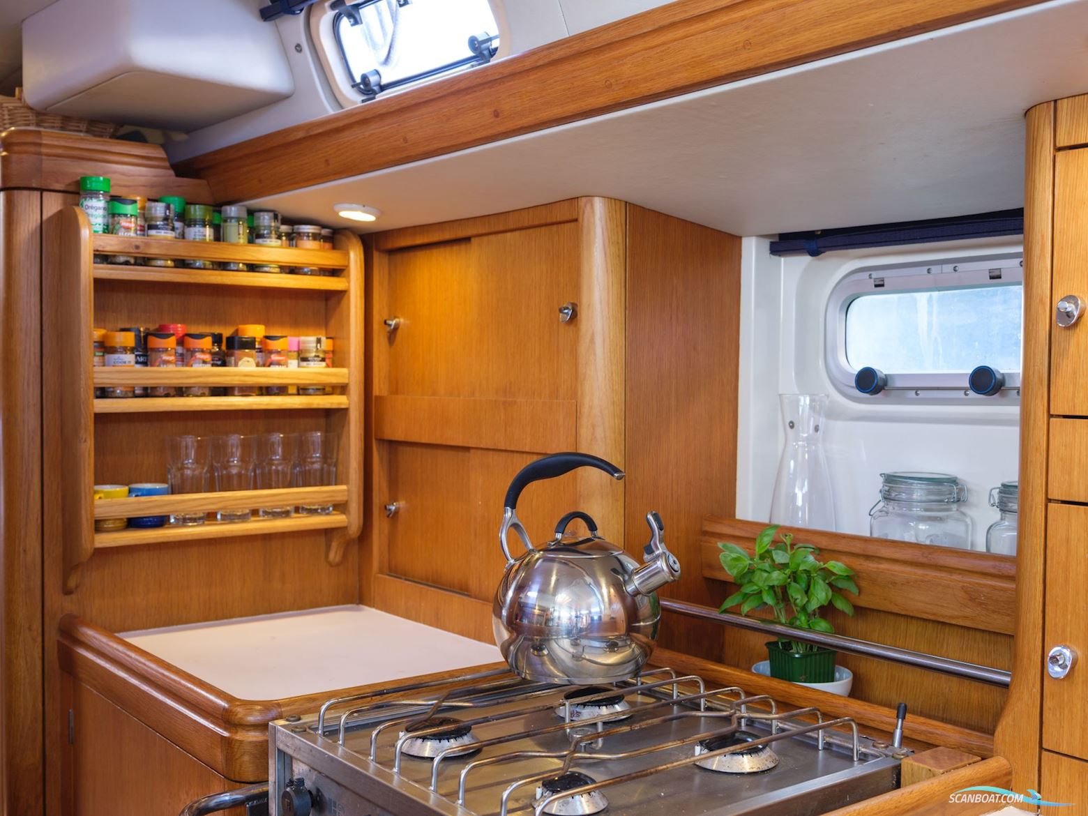 1996 Oyster 45 1996 – Exceptional Blue-Water Cruiser