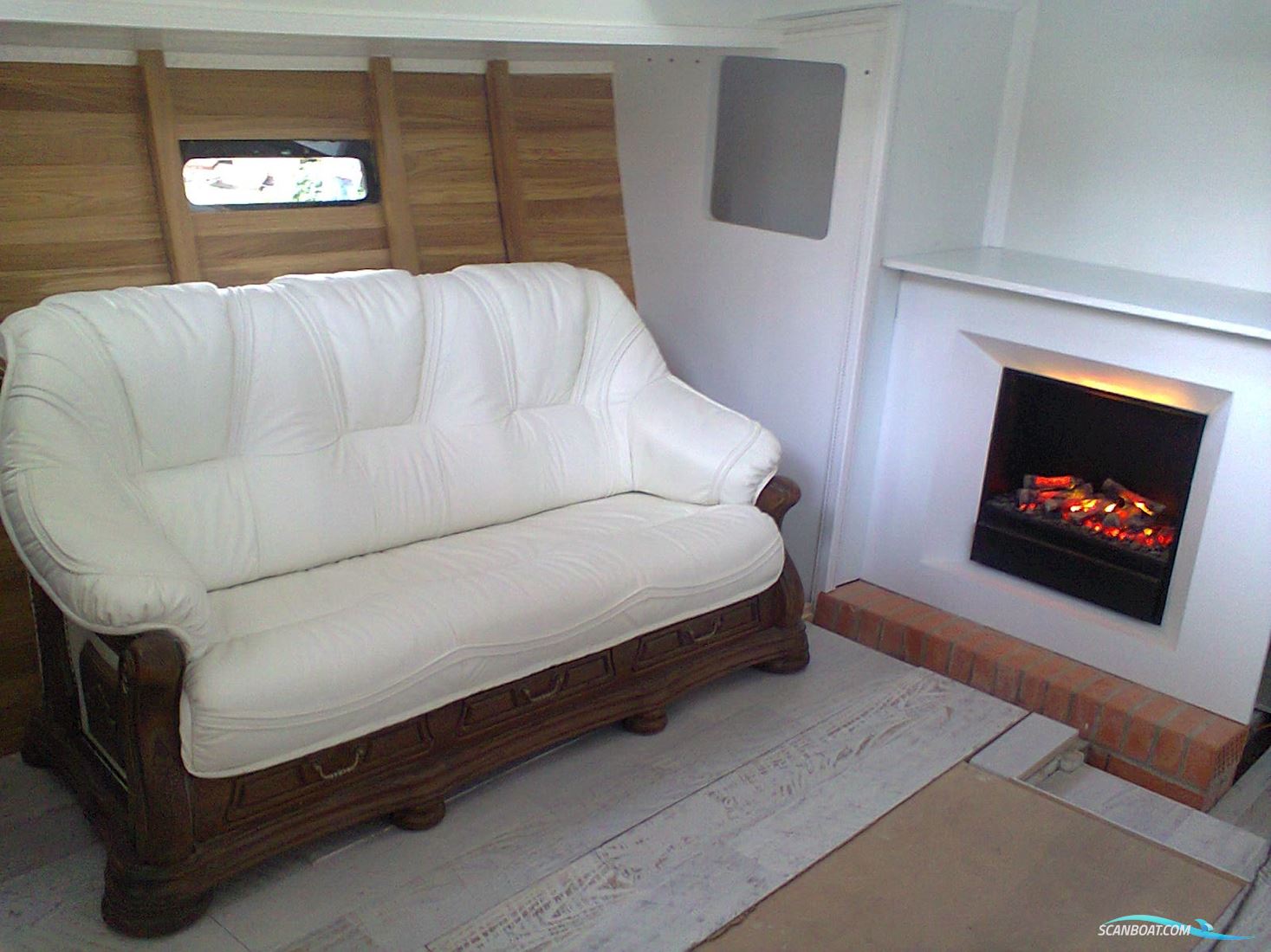 43ft Deck Saloon