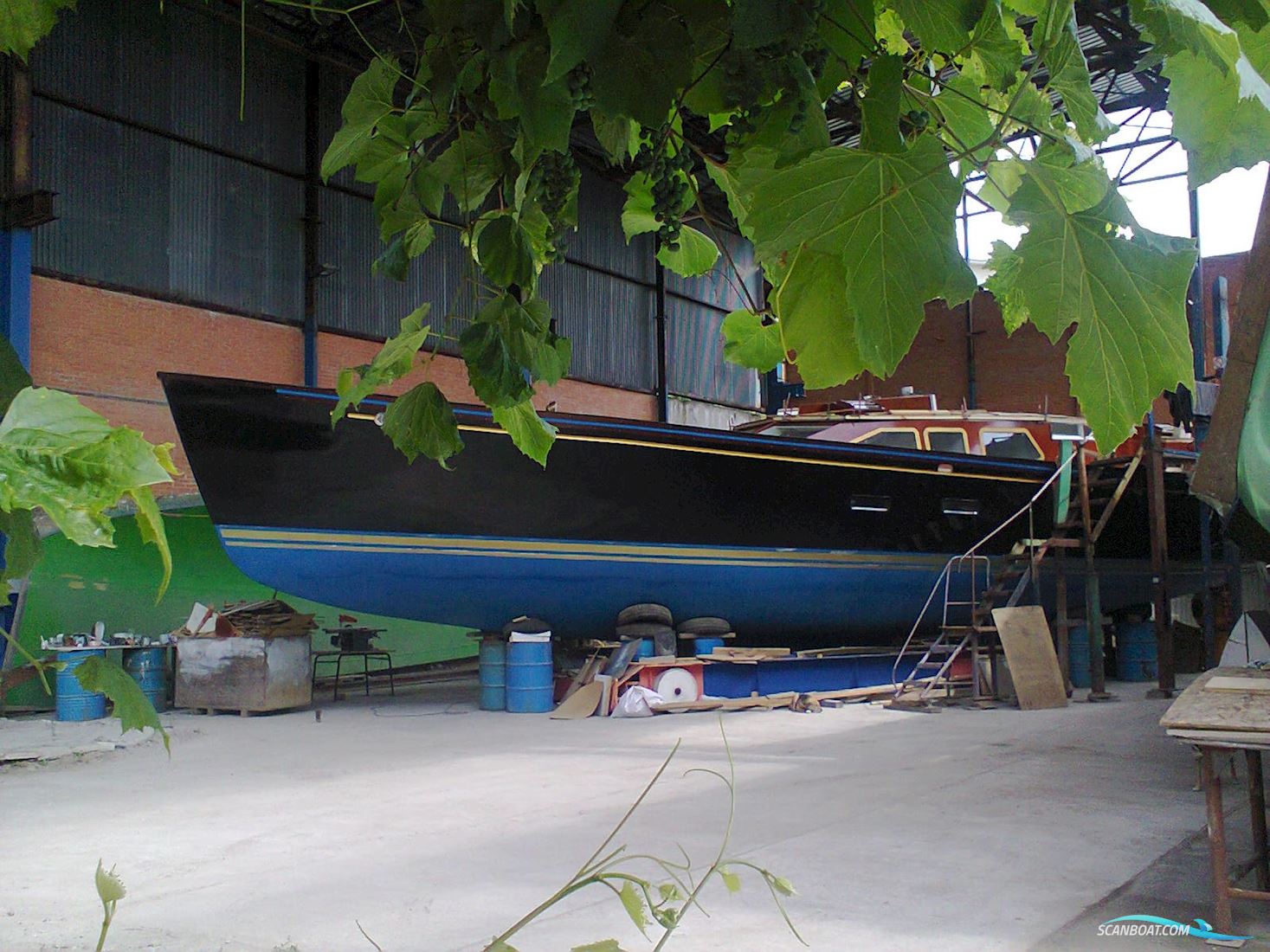 43ft Deck Saloon