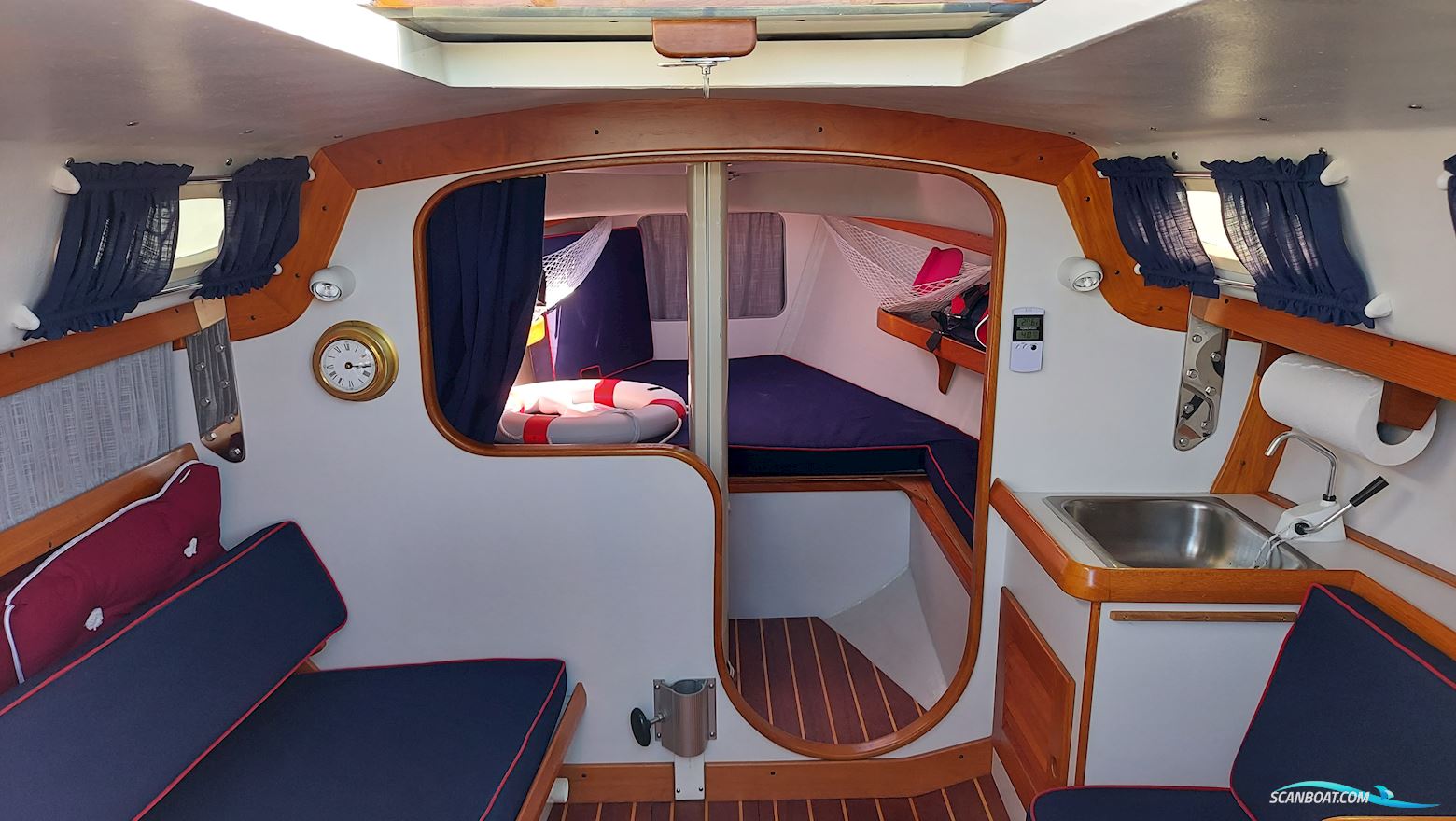 Alerion Express 28