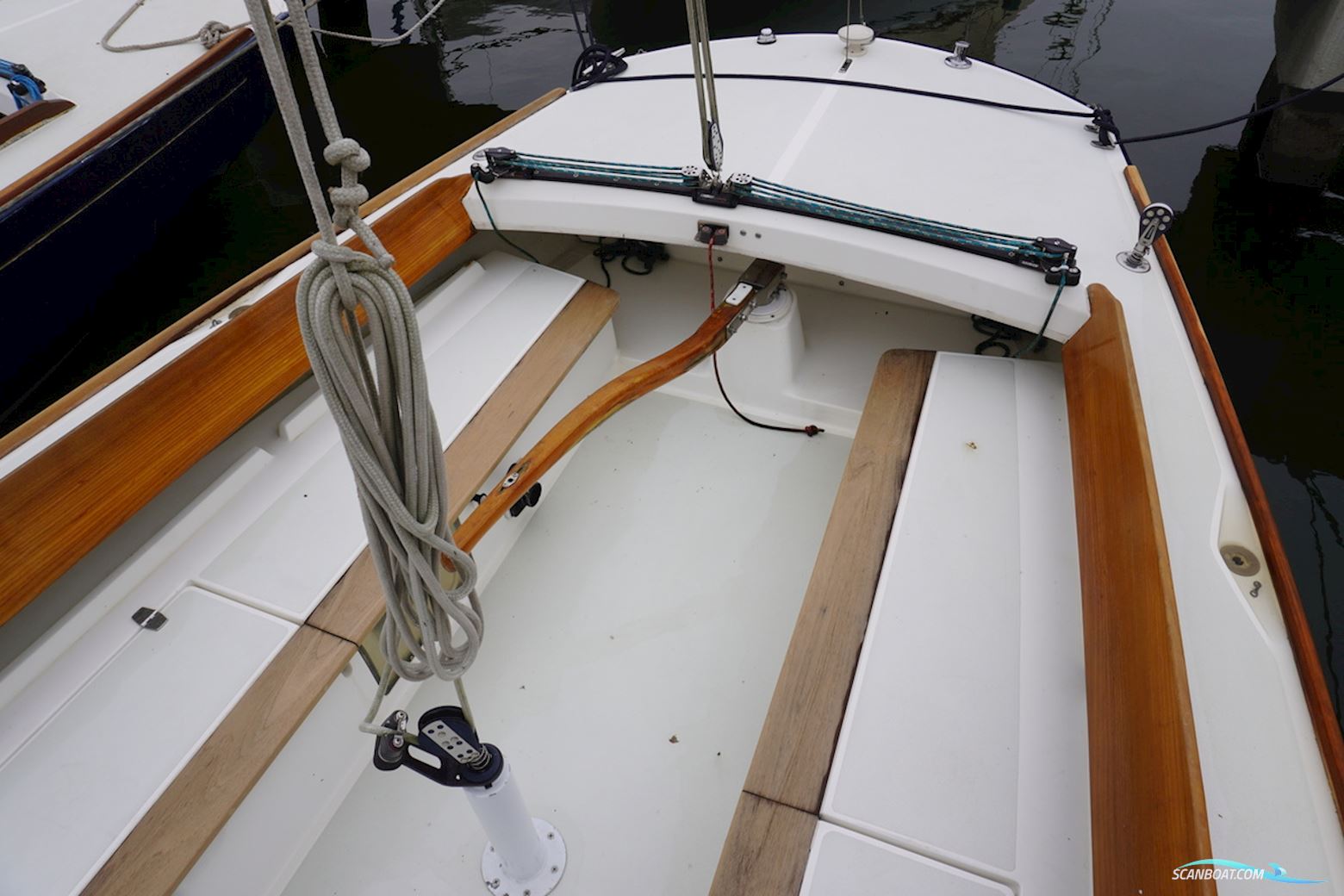 Alerion Express 28