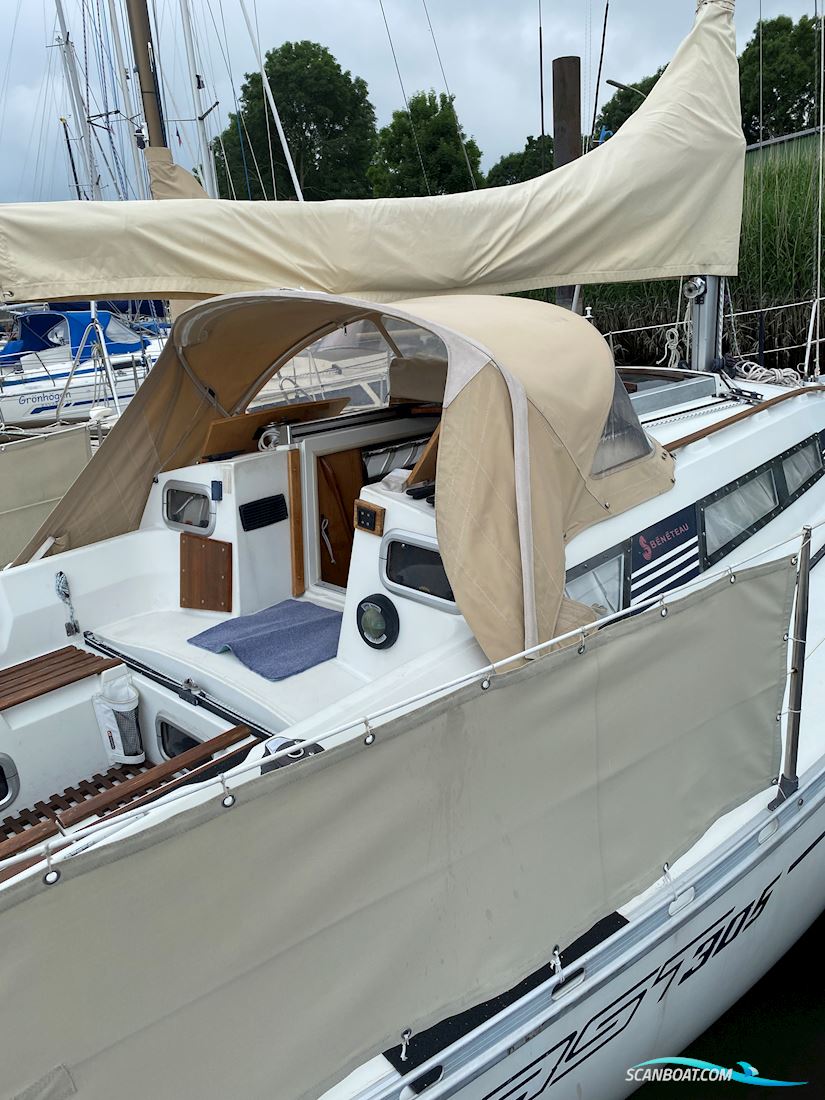 Beneteau First 305