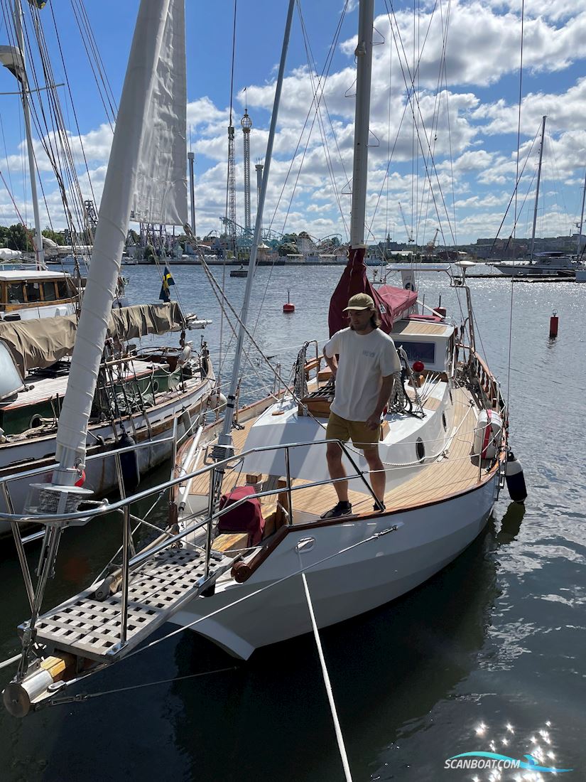 Bruce Roberts Spray 33