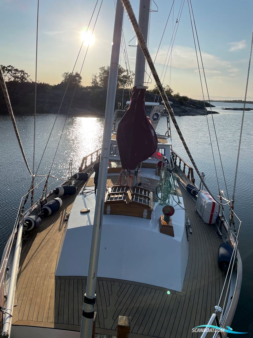 Bruce Roberts Spray 33