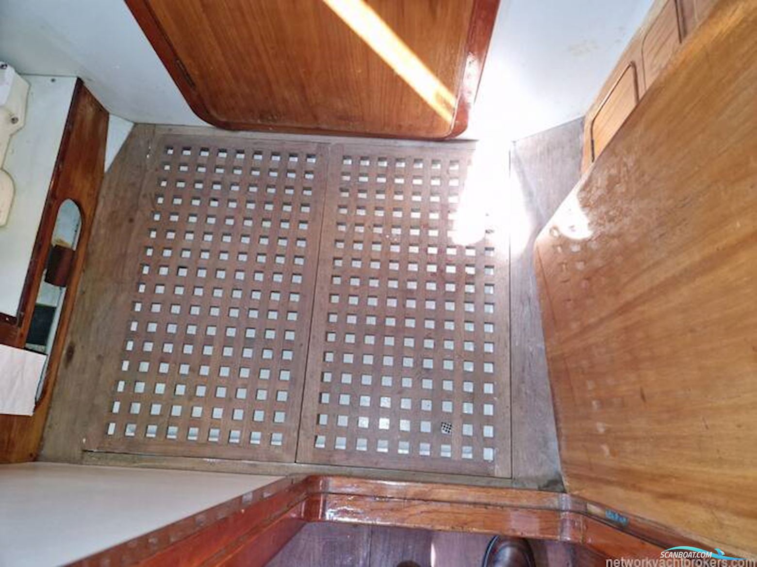 Classic Yacht Robertson 35