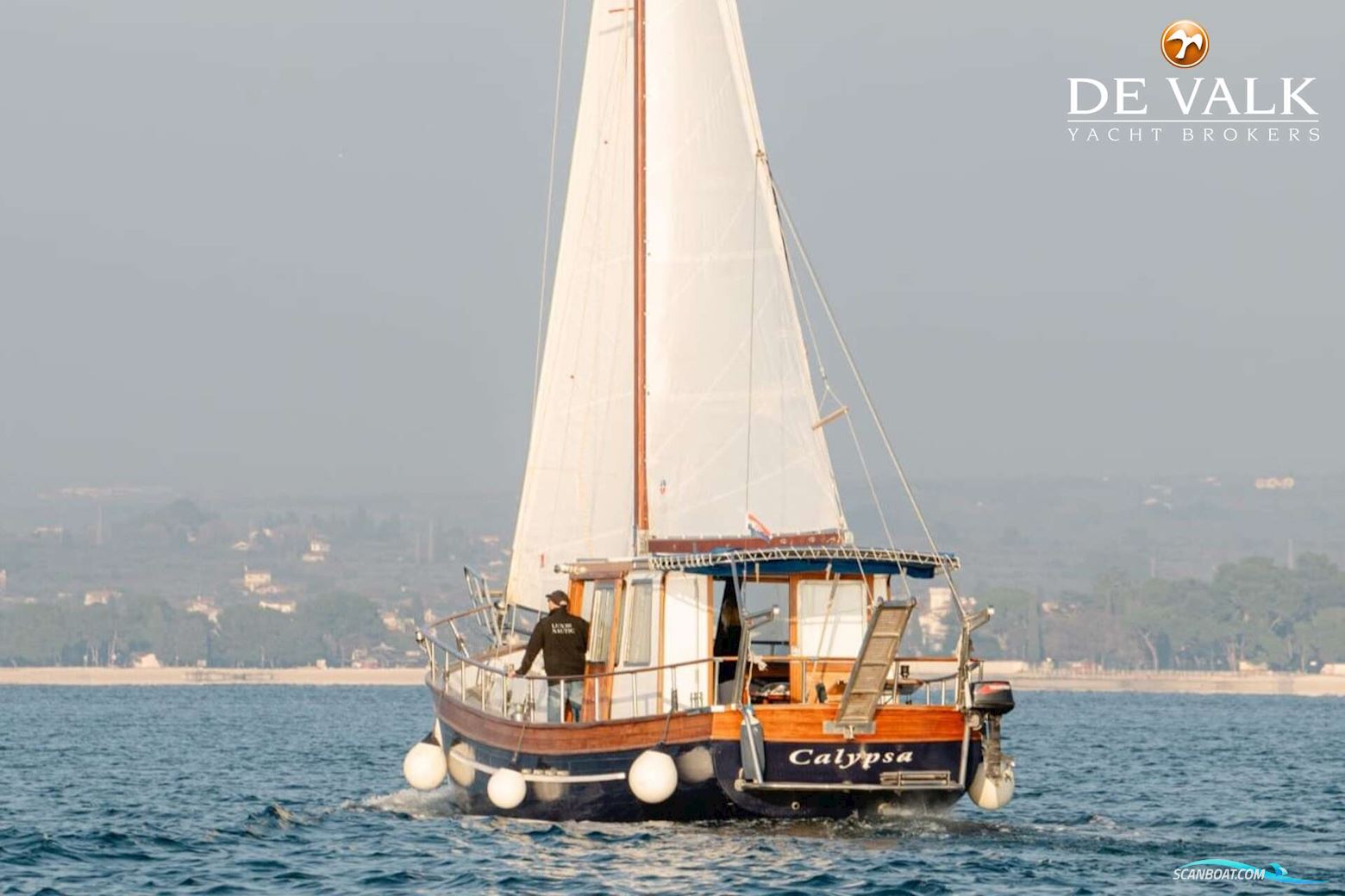 Custom Built Houseboat luxe motor