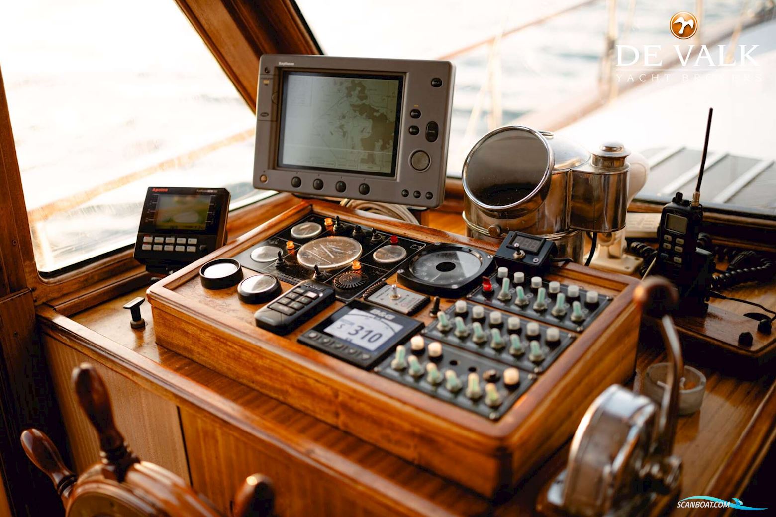 Custom Built Houseboat luxe motor