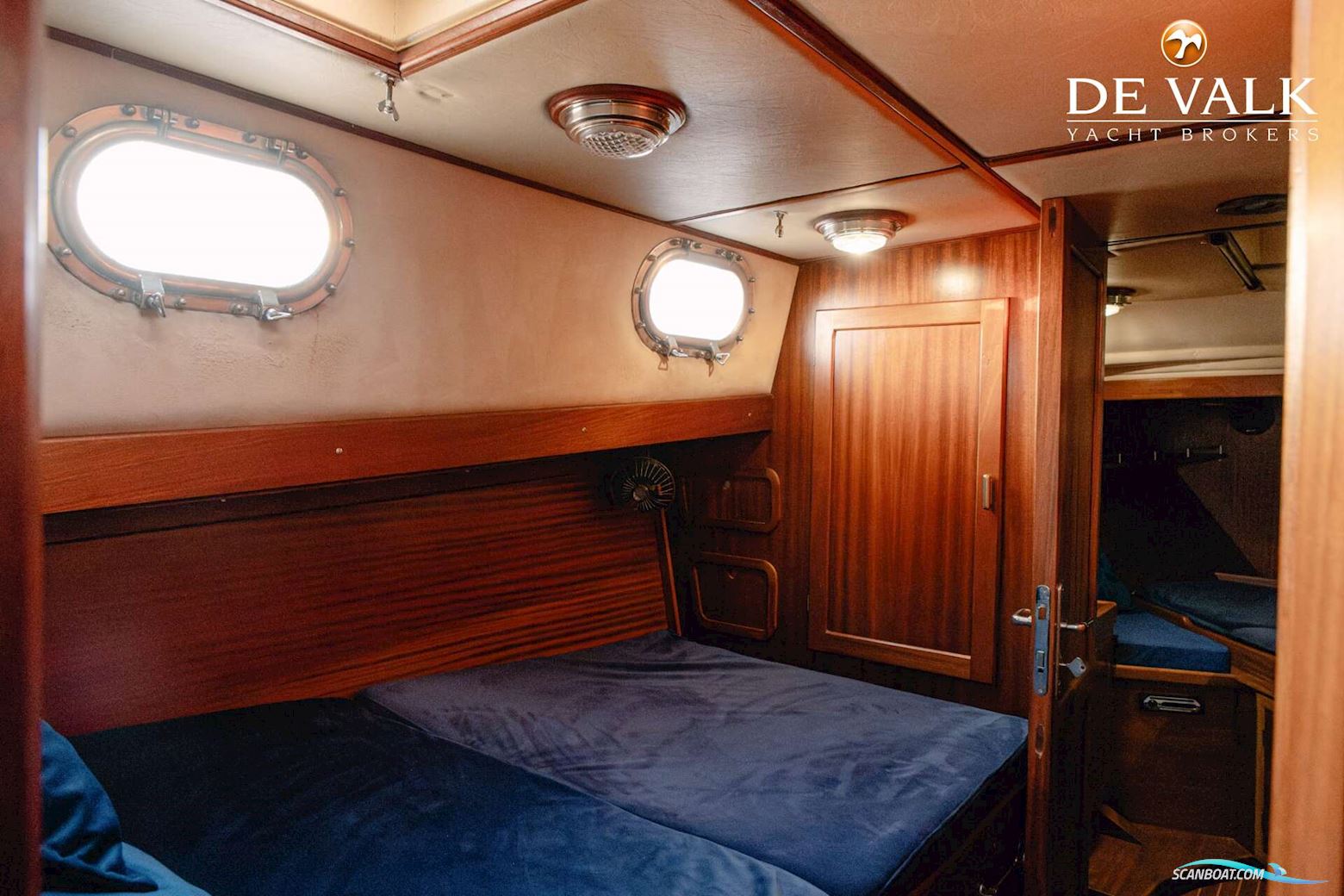 Custom Built Houseboat luxe motor