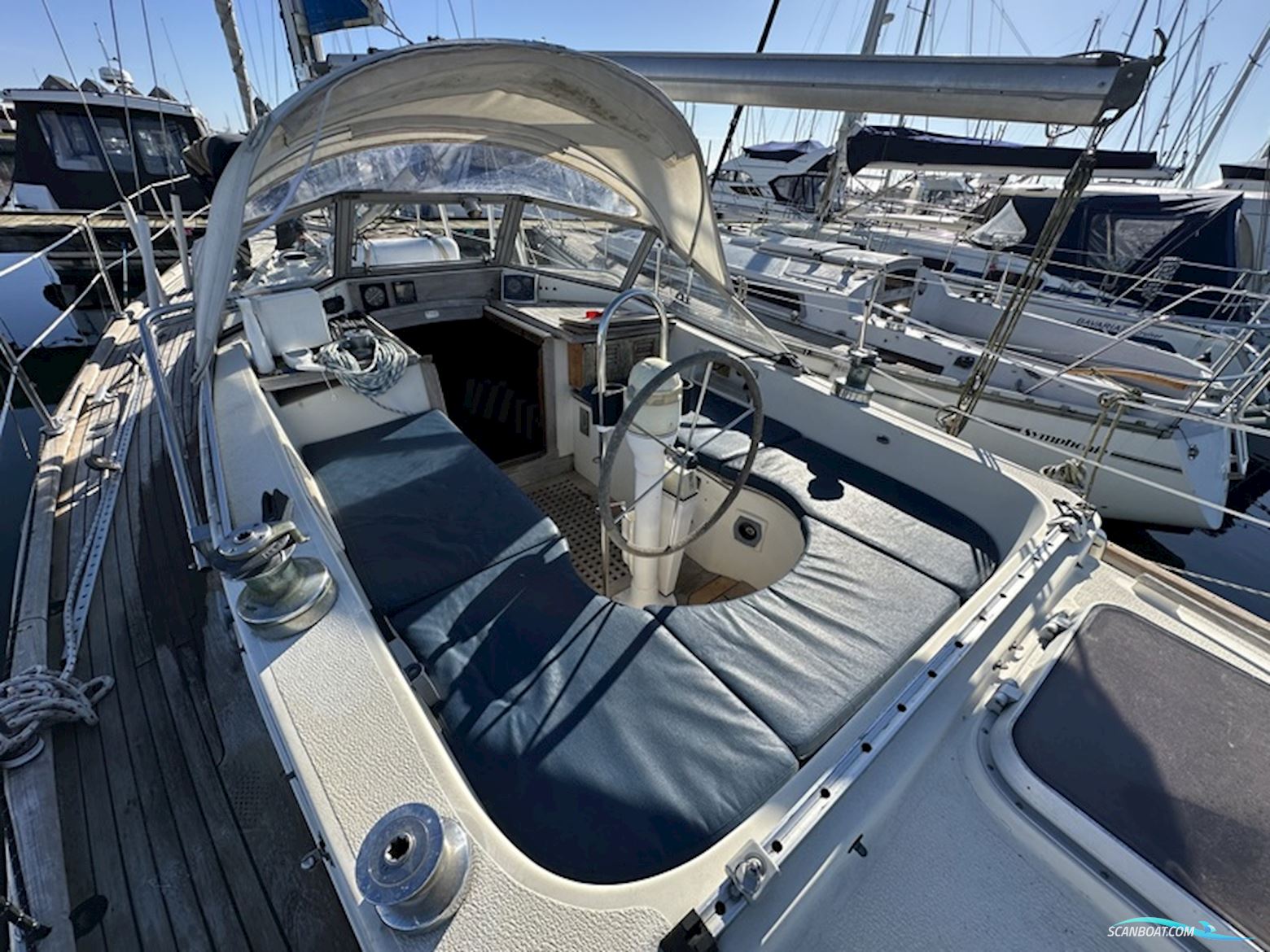 Hallberg Rassy 352
