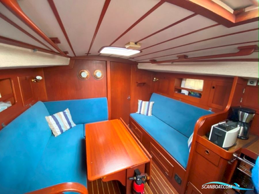 Hallberg Rassy 352