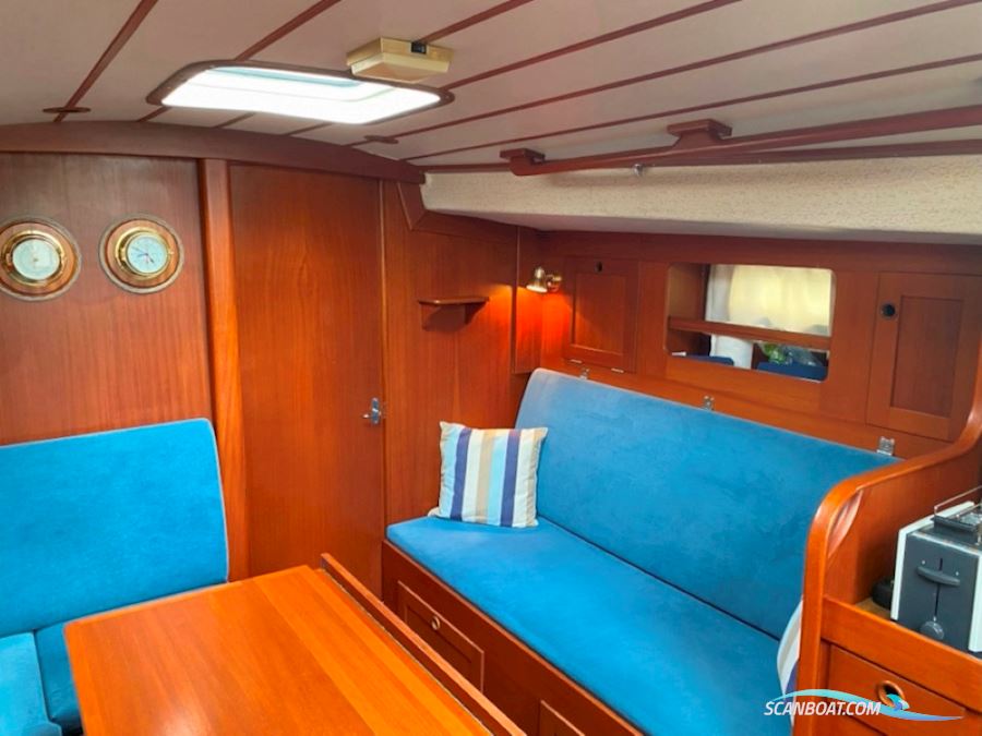 Hallberg Rassy 352
