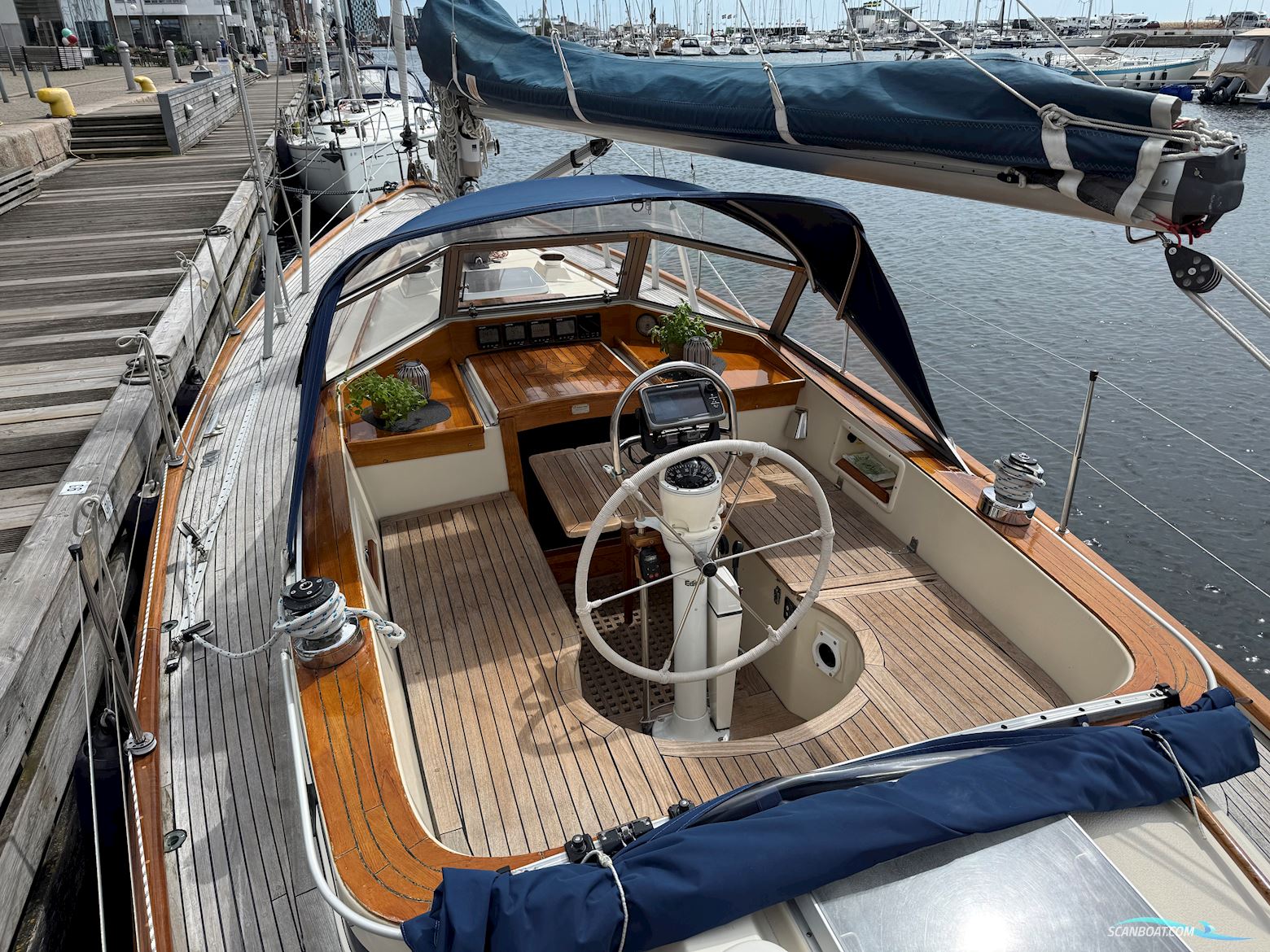 Hallberg-Rassy 352