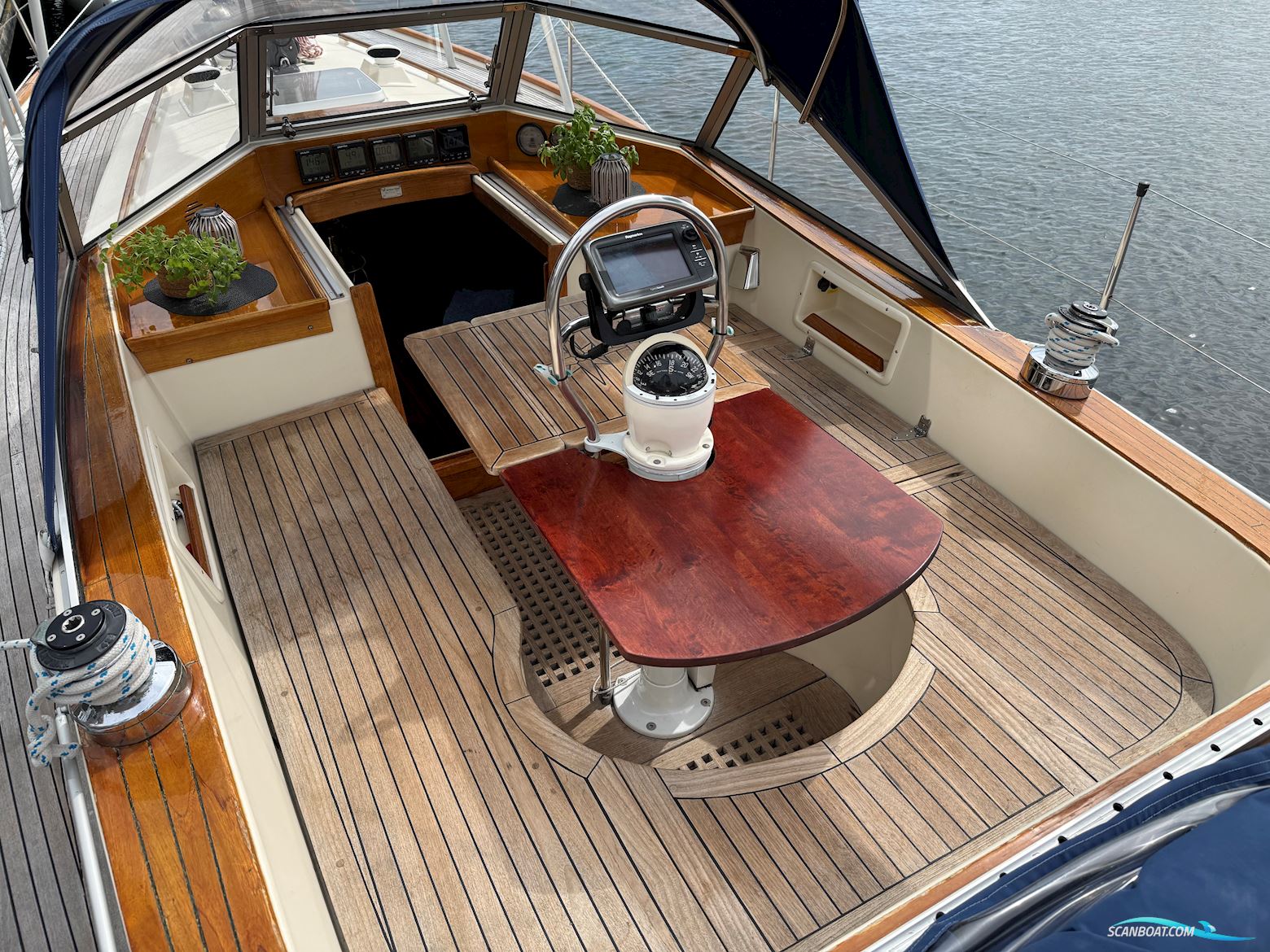 Hallberg-Rassy 352