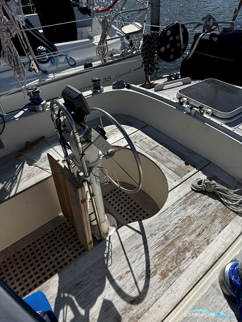 Hallberg Rassy 352