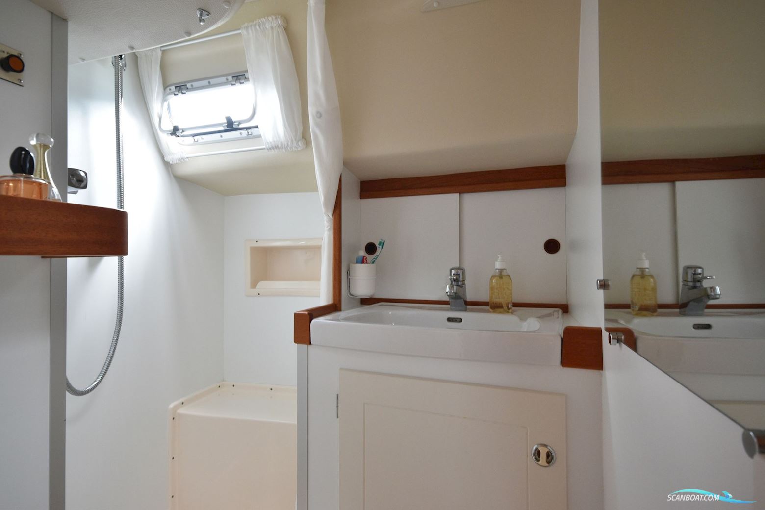 Hallberg-Rassy 42 F MkII