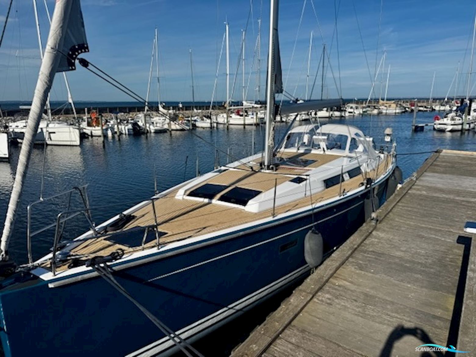 Hanse 455 "Queen B" - 2017