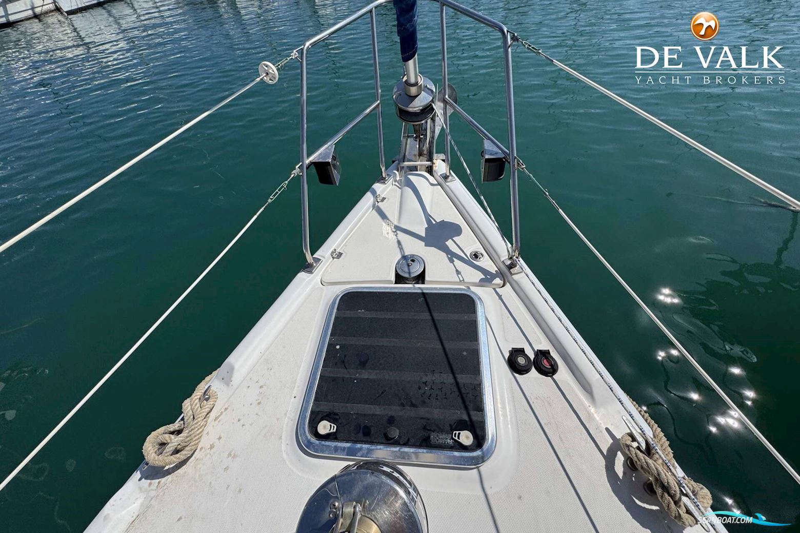 Hunter 50 Center Cockpit