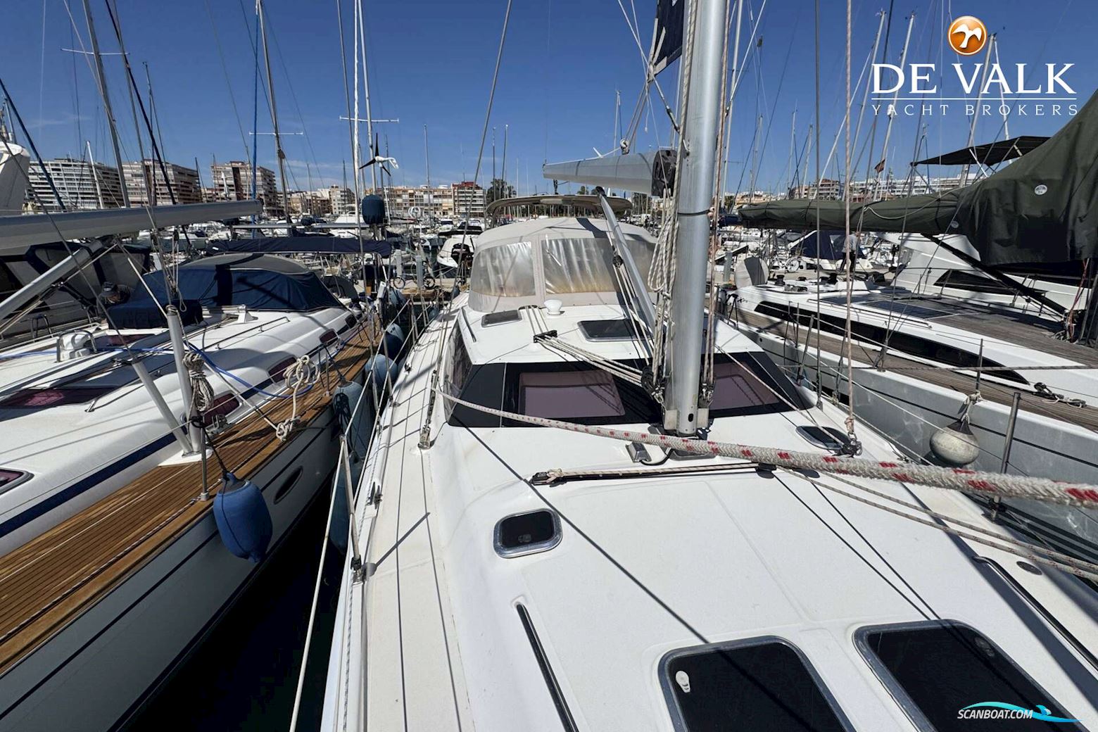 Hunter 50 Center Cockpit