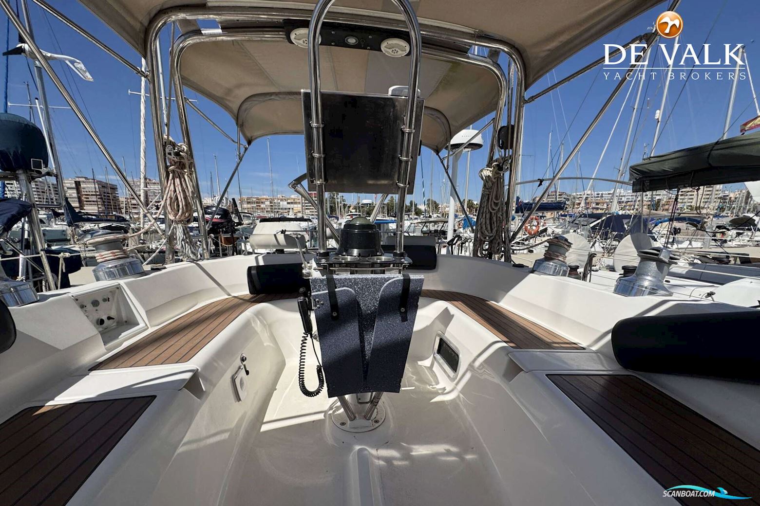 Hunter 50 Center Cockpit