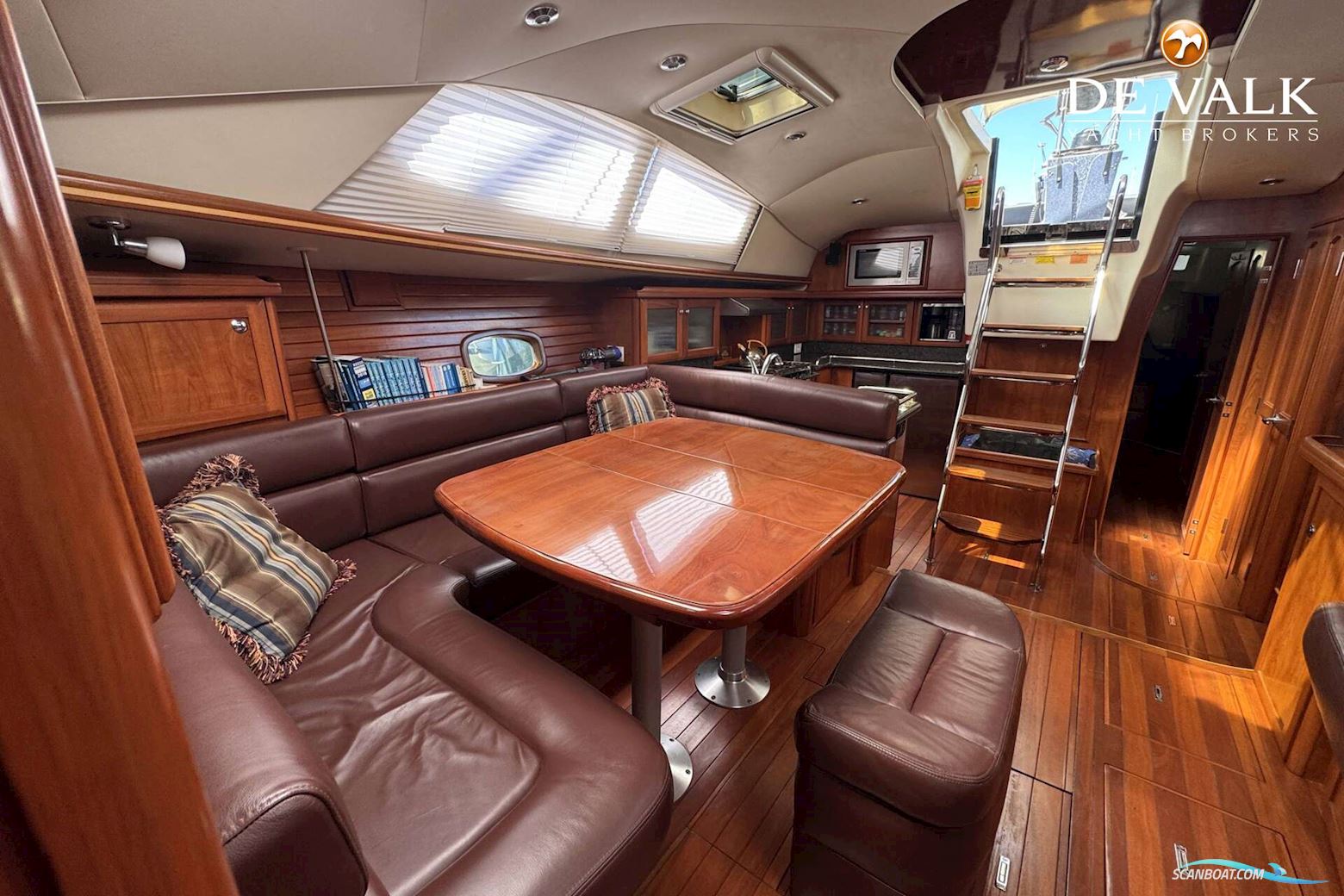 Hunter 50 Center Cockpit