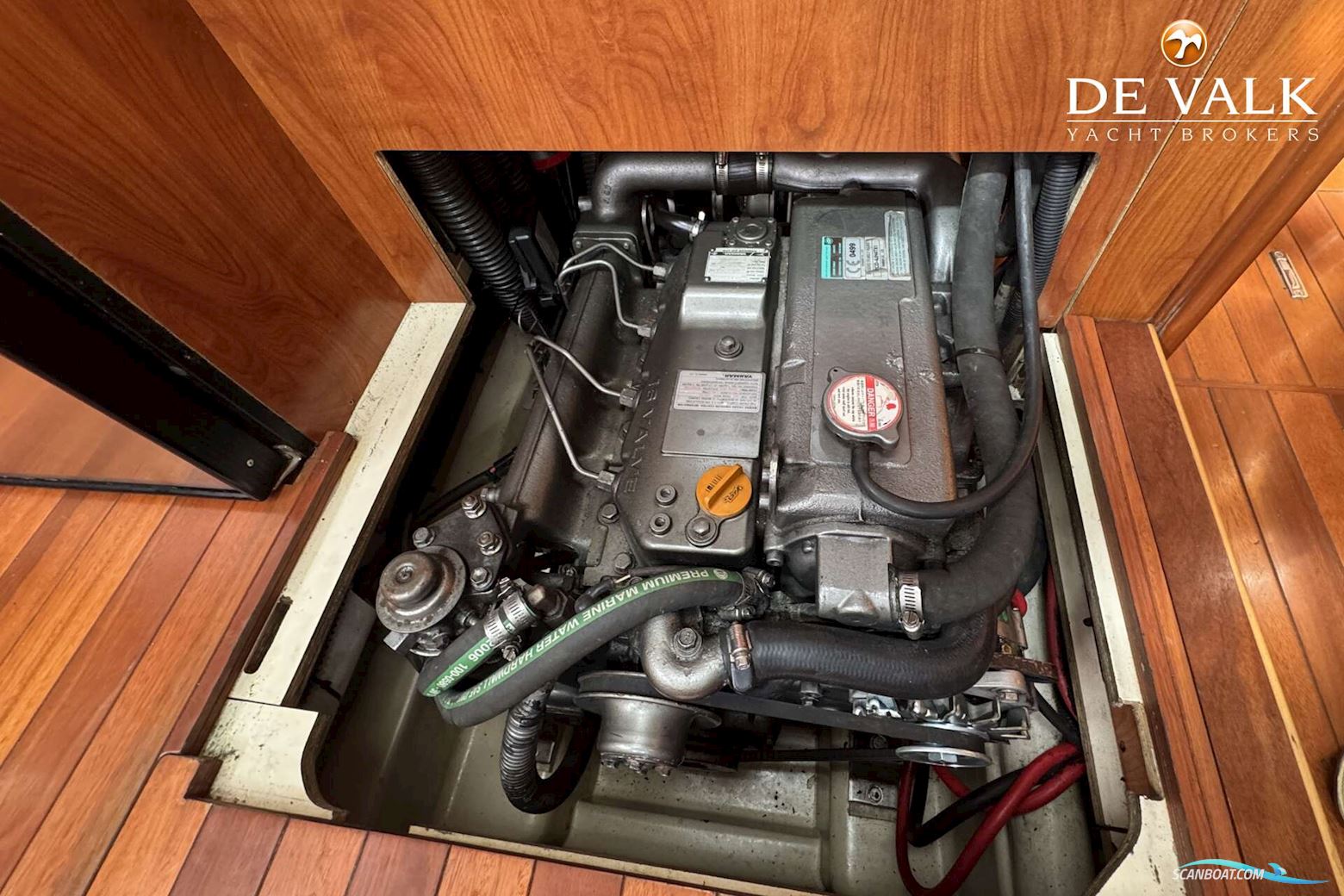 Hunter 50 Center Cockpit