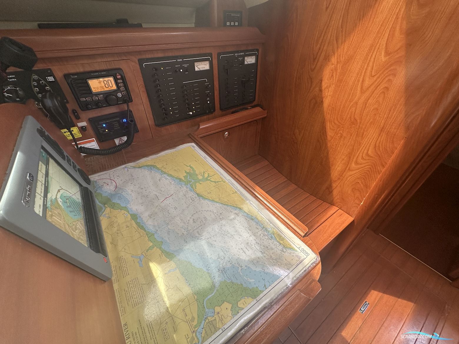 Hunter Legend 41 Deck Saloon