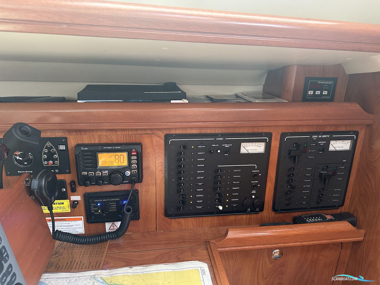 Hunter Legend 41 Deck Saloon