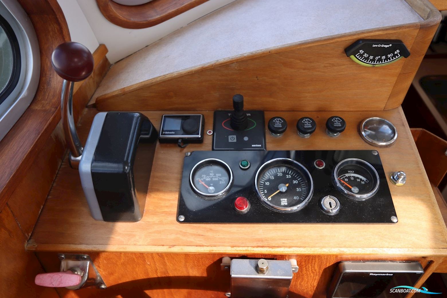 Koopmans 33 Deck Salon