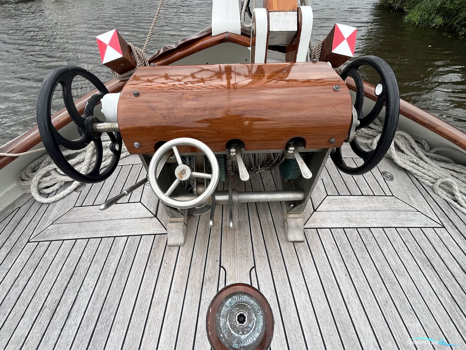 Lemsteraak Gouden Leeuw - Roefaak Hoek Design