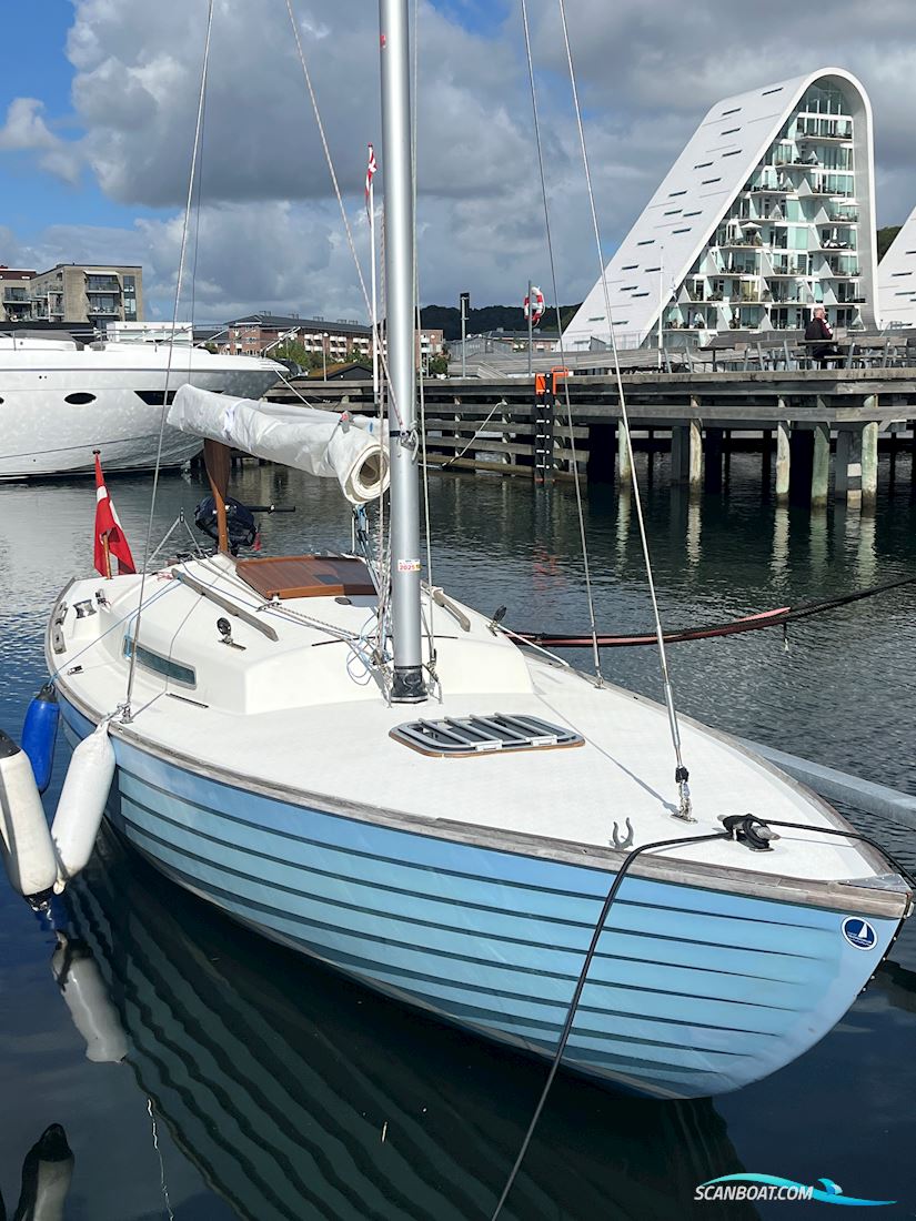 Nordisk Folkebåd Sejlbåd 1983, med Tohatsu Four Stroke motor, Danmark