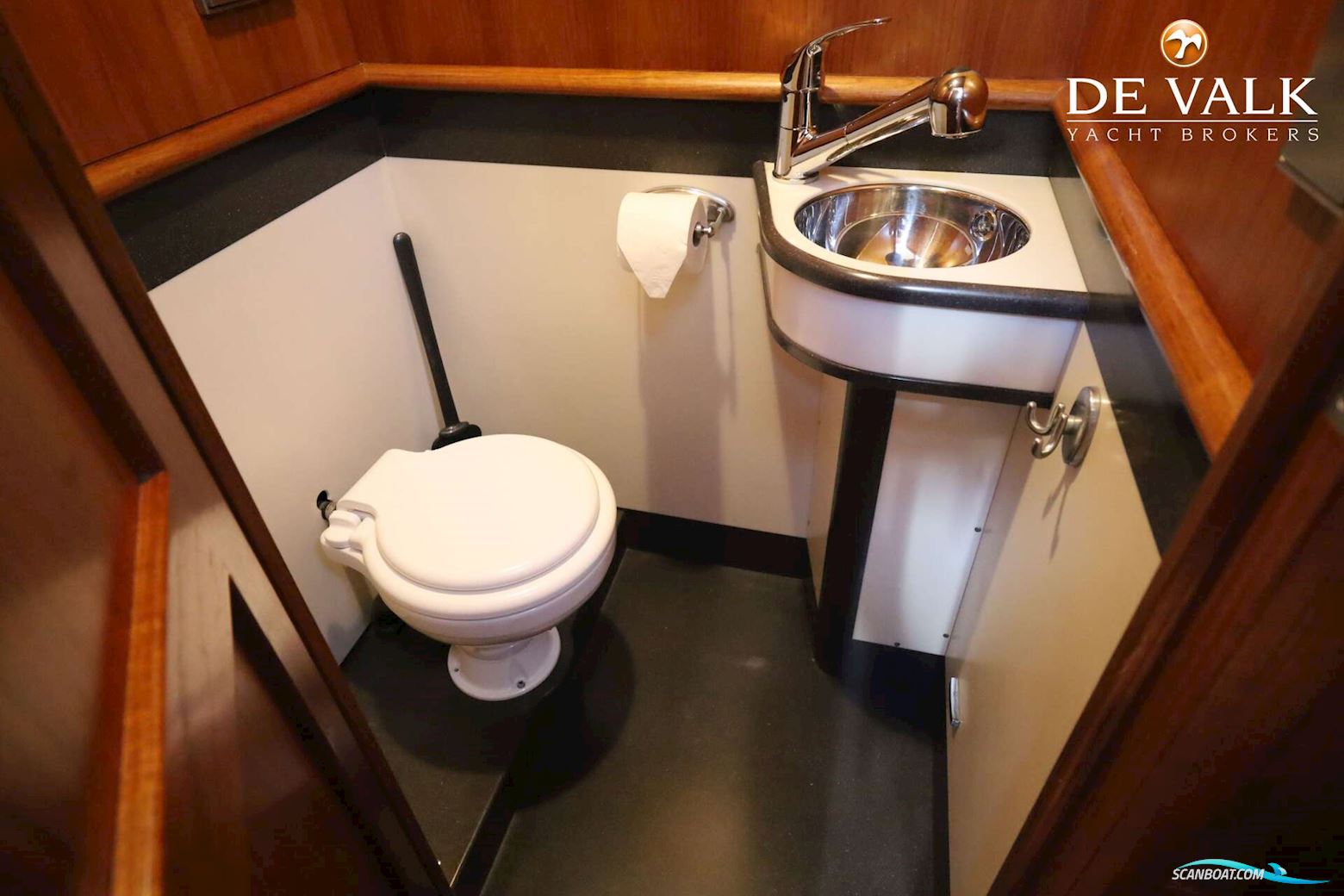 Robert Clark 64 Pilothouse