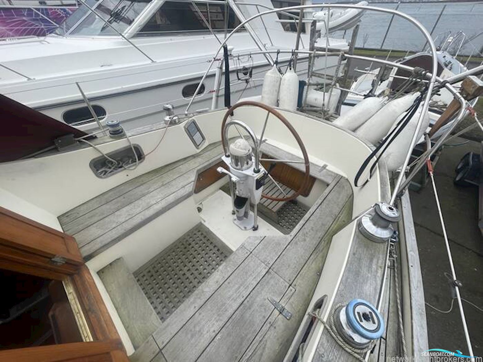 Sovereign 32 Deck saloon