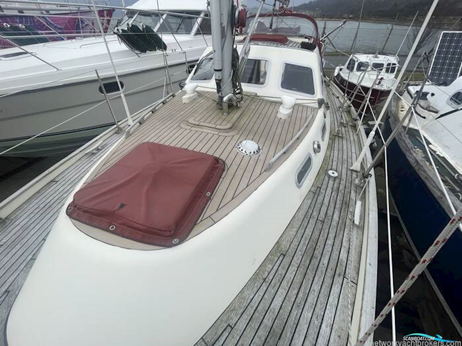 Sovereign 32 Deck saloon