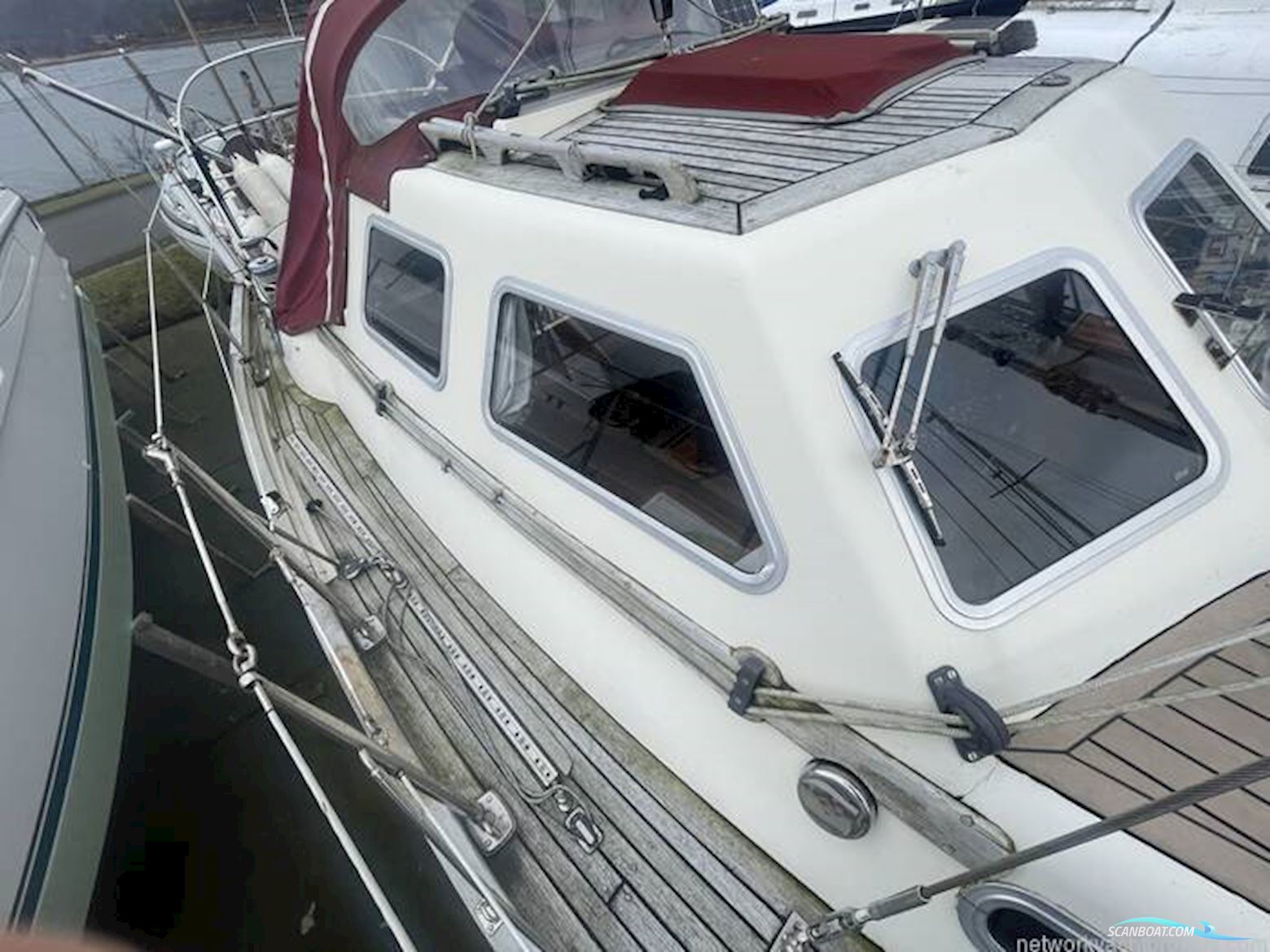 Sovereign 32 Deck saloon