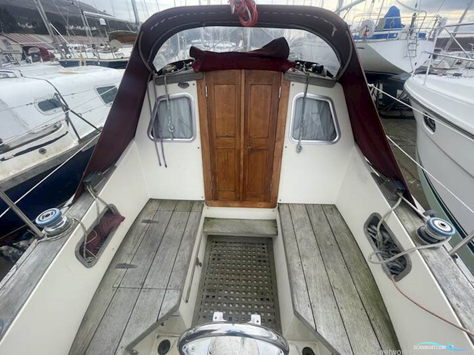 Sovereign 32 Deck saloon
