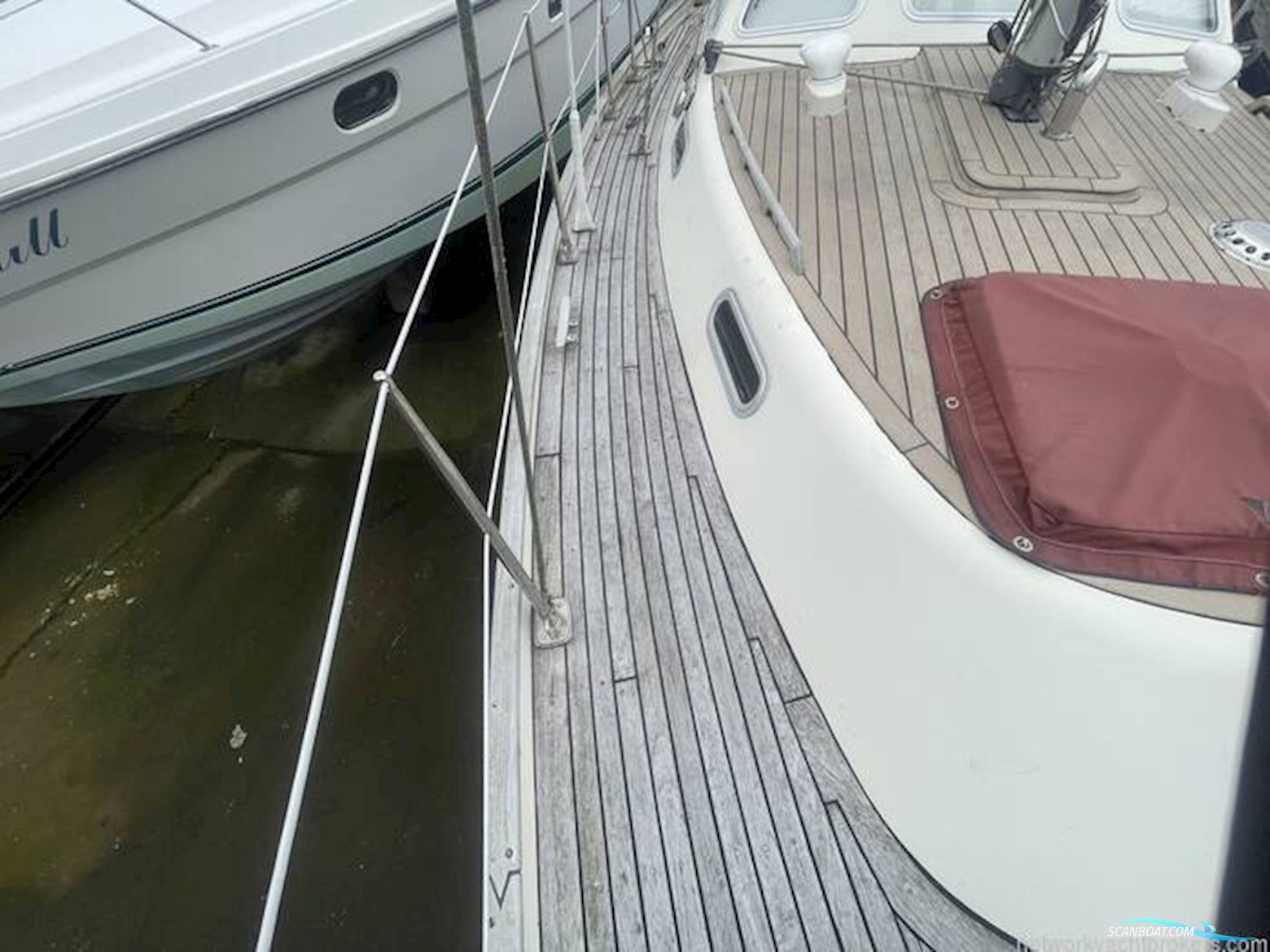 Sovereign 32 Deck saloon