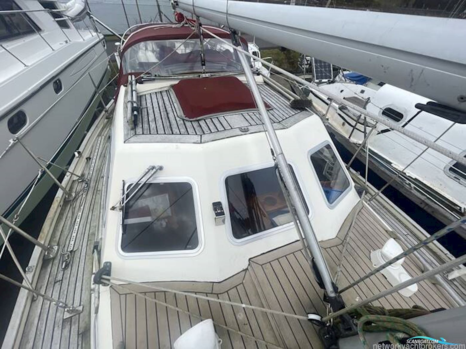 Sovereign 32 Deck Saloon