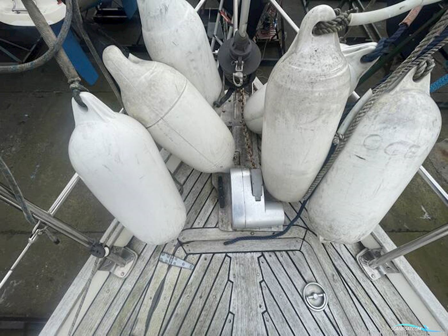 Sovereign 32 Deck Saloon