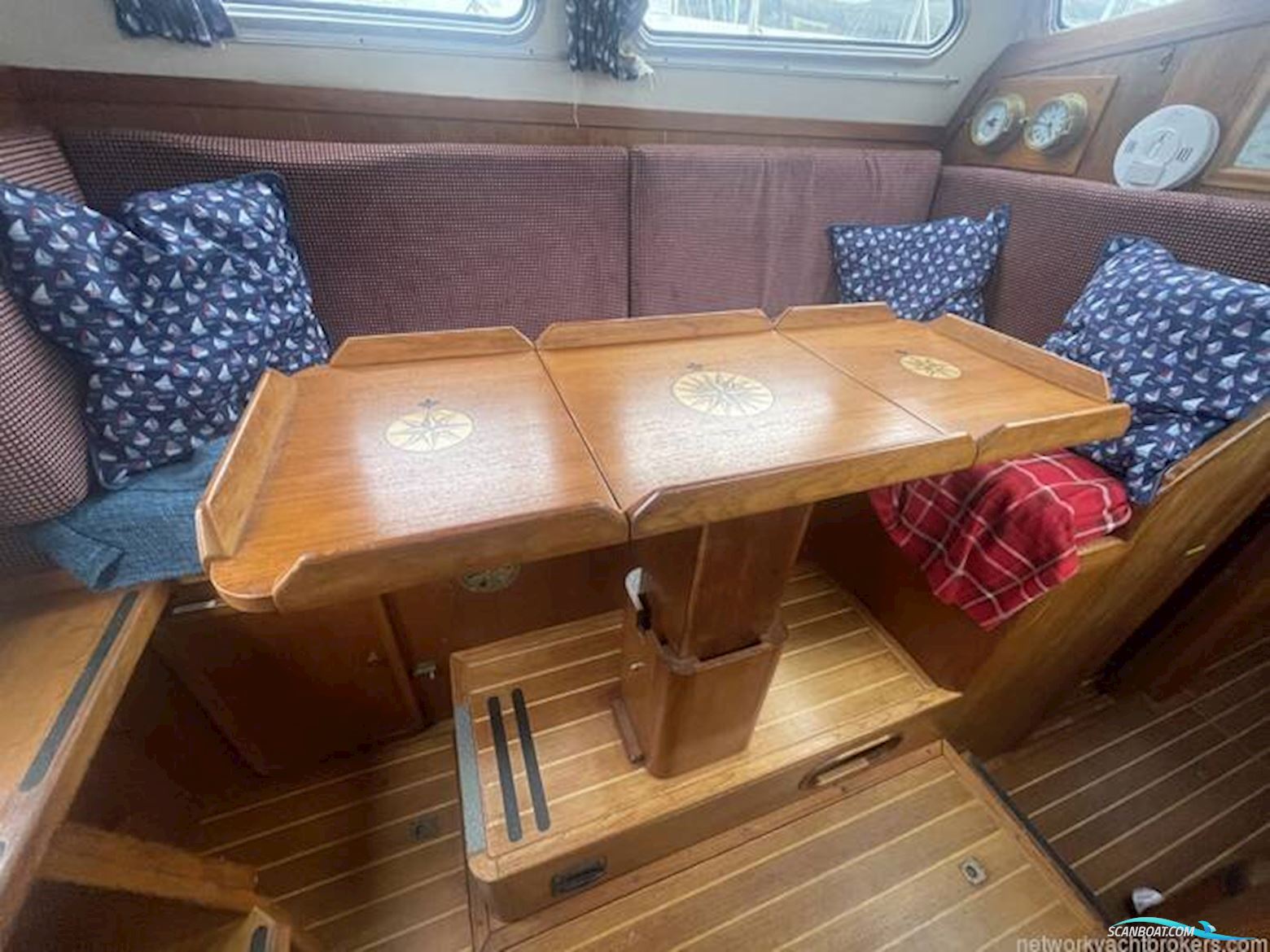 Sovereign 32 Deck Saloon
