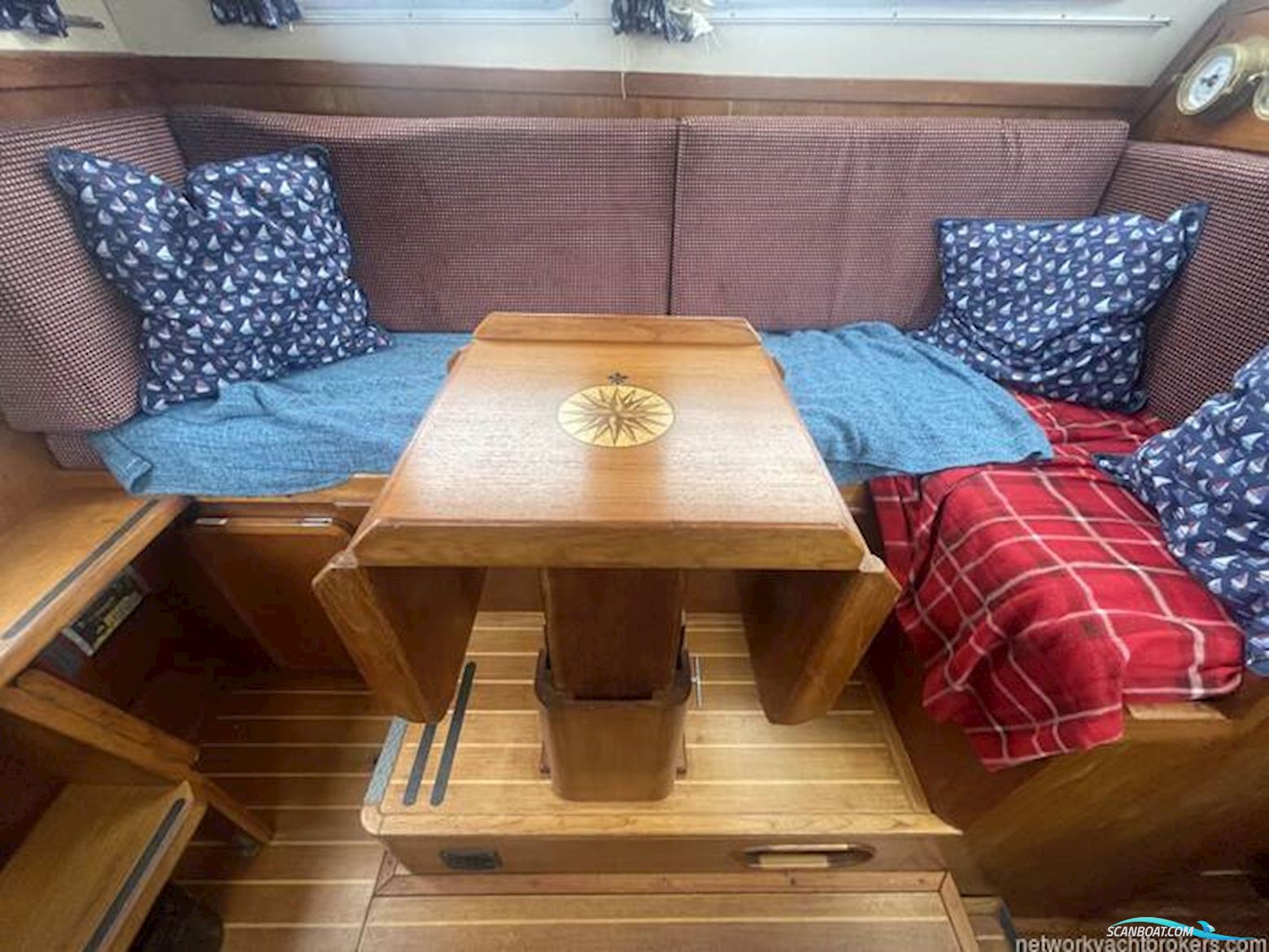 Sovereign 32 Deck Saloon