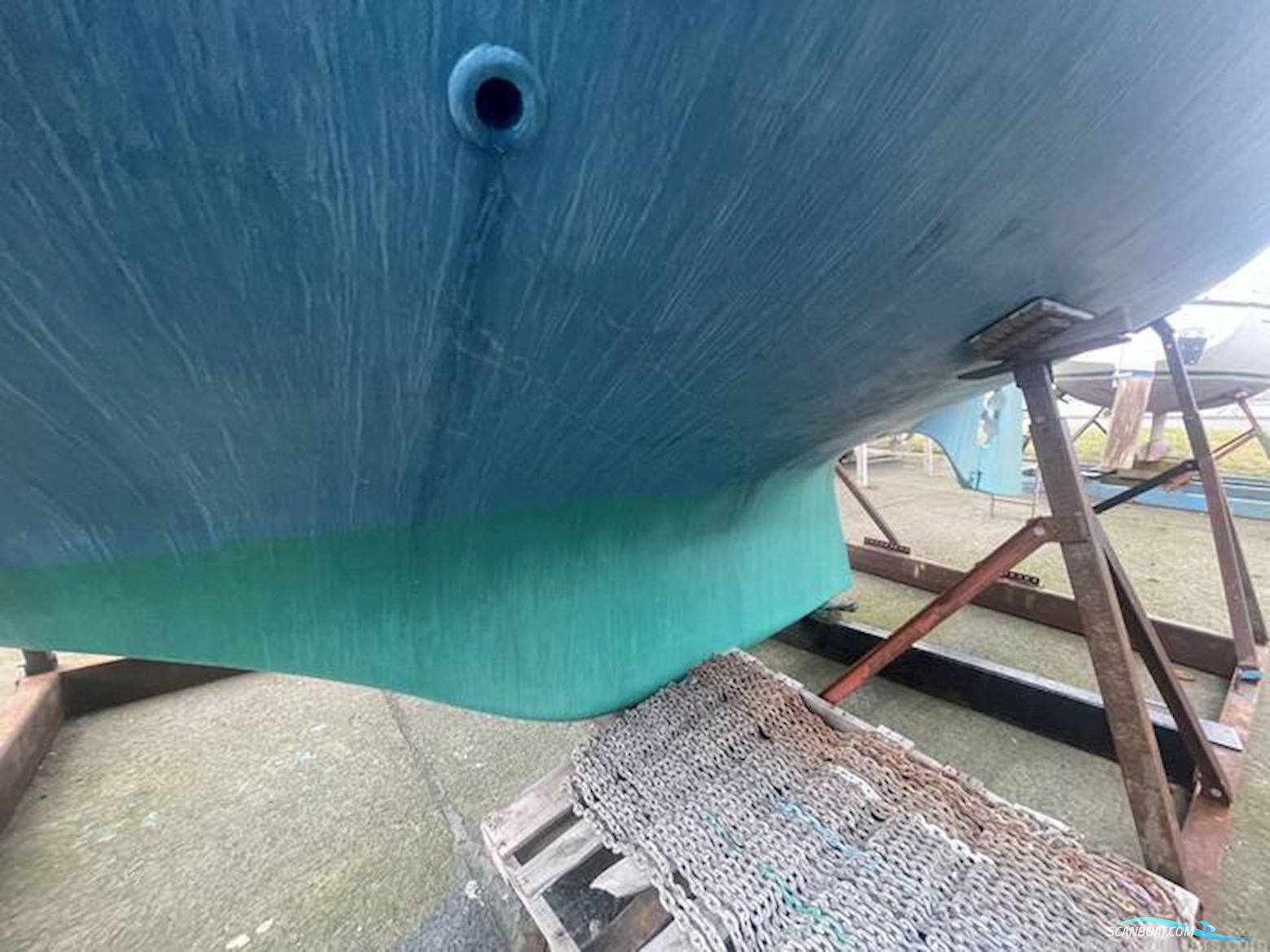 Sovereign 32 Deck Saloon