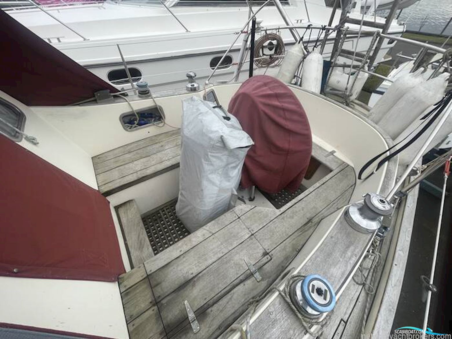 Sovereign 32 Deck Saloon