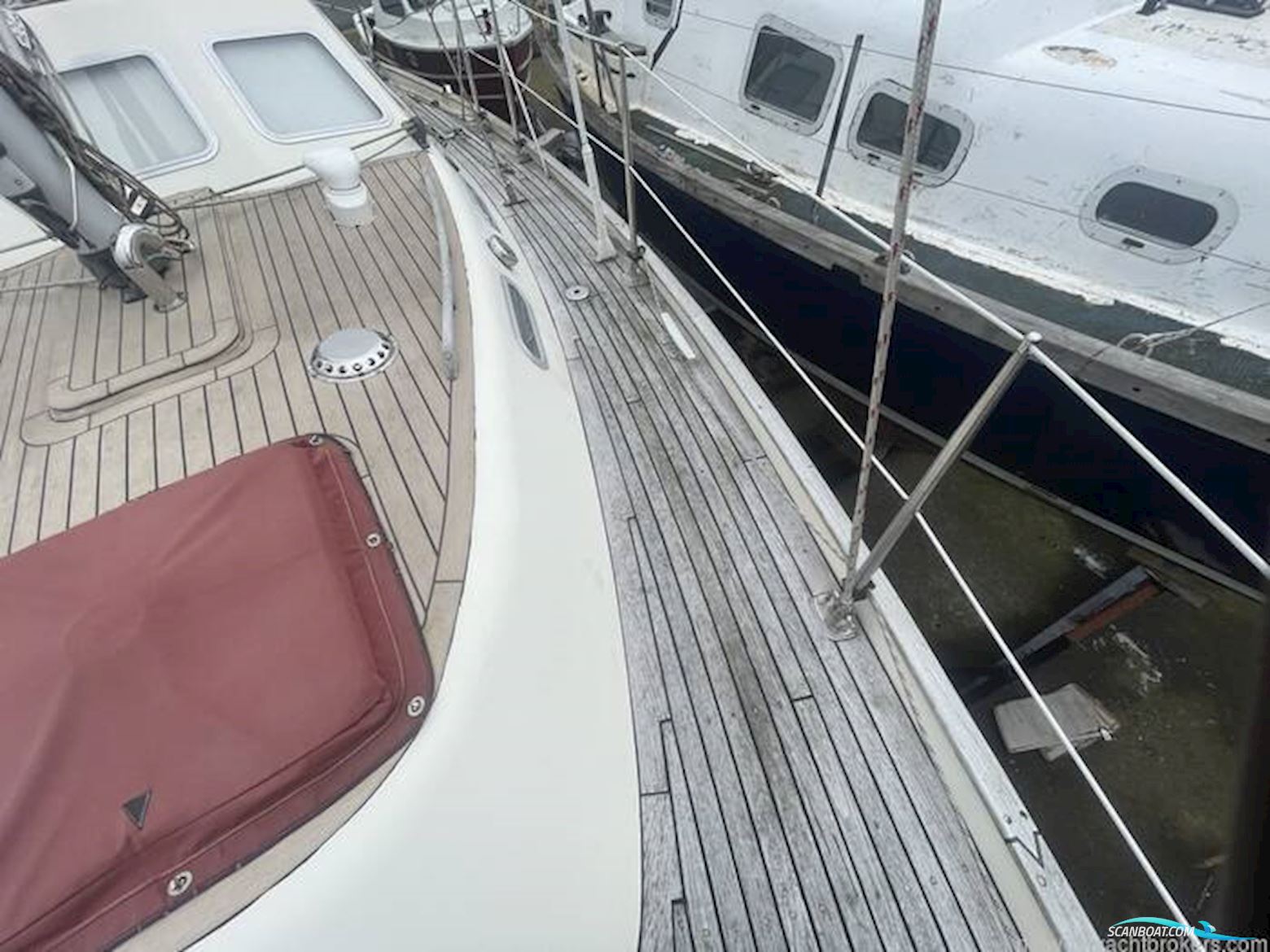 Sovereign 32 Deck Saloon