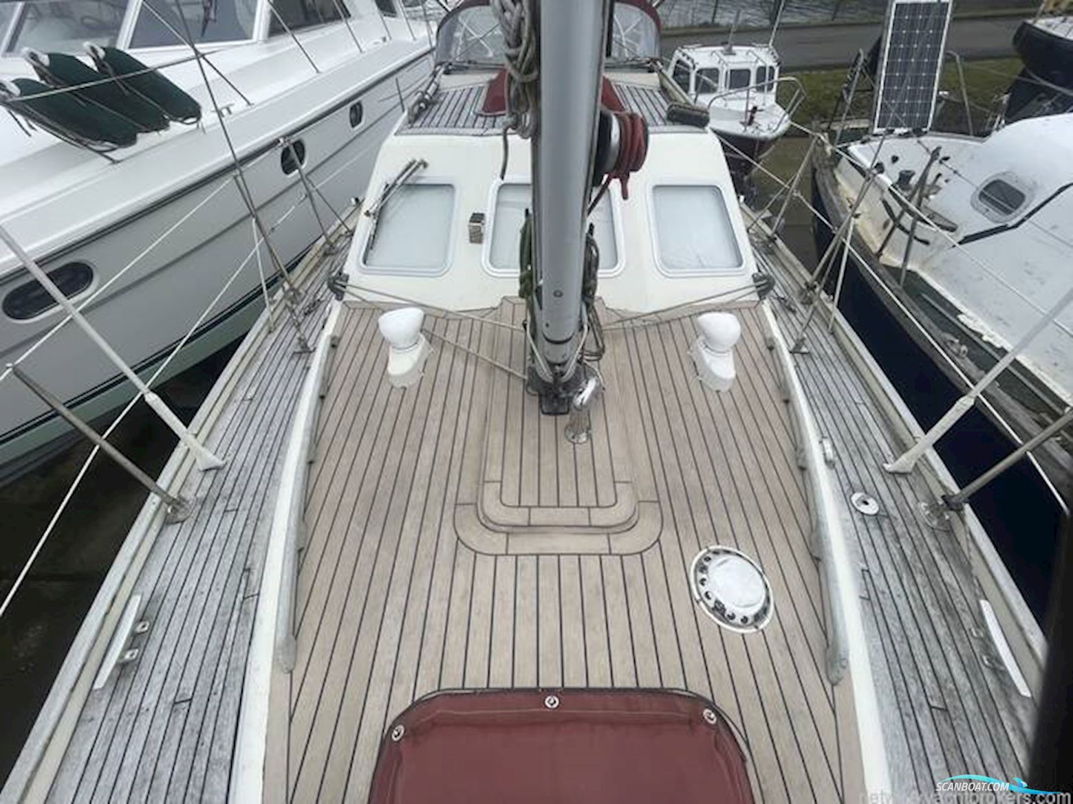 Sovereign 32 Deck Saloon
