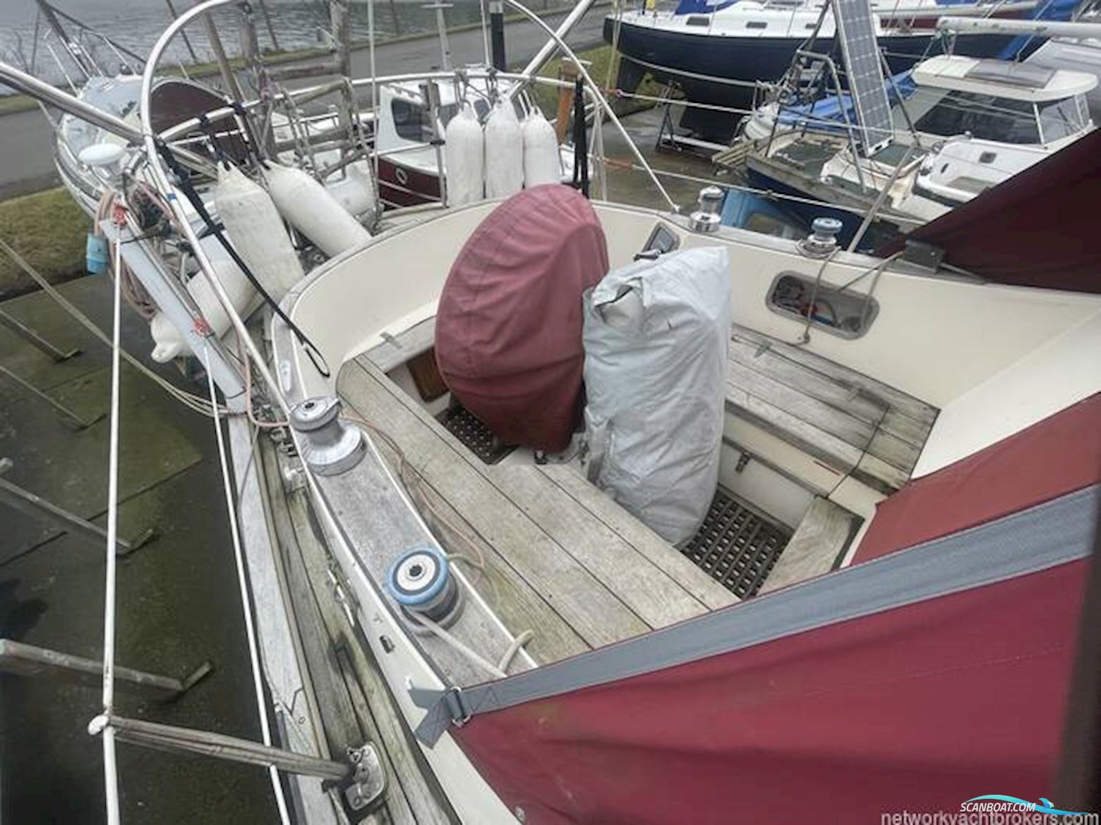 Sovereign 32 Deck Saloon