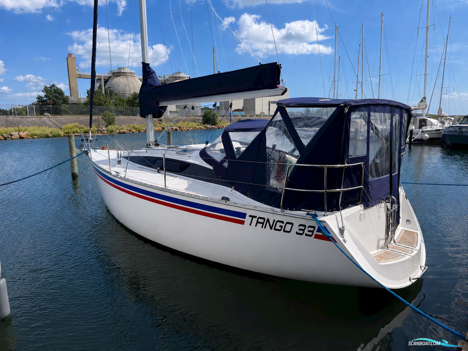 Tango 33 - 3 cabin