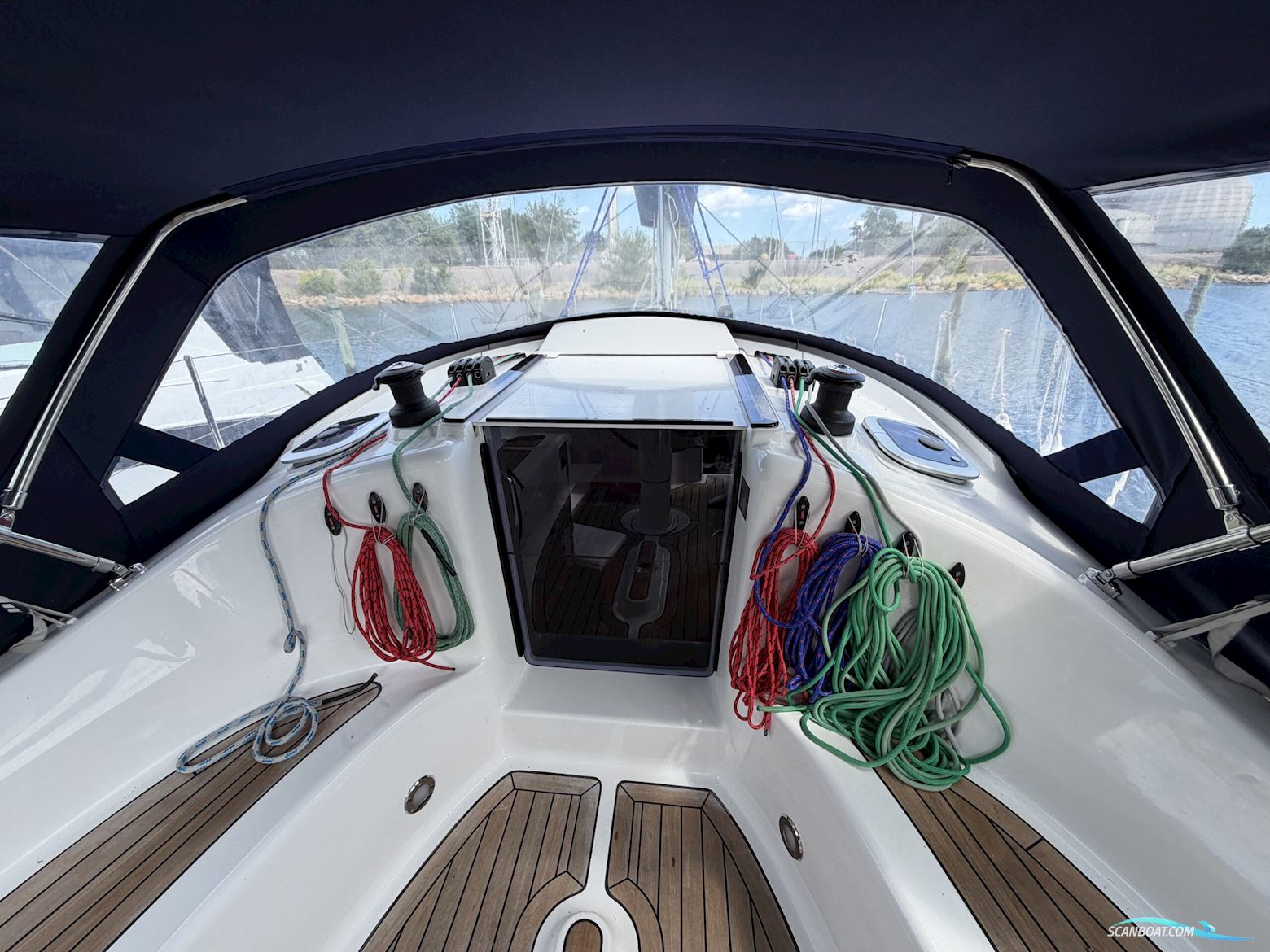 Tango 33 - 3 cabin